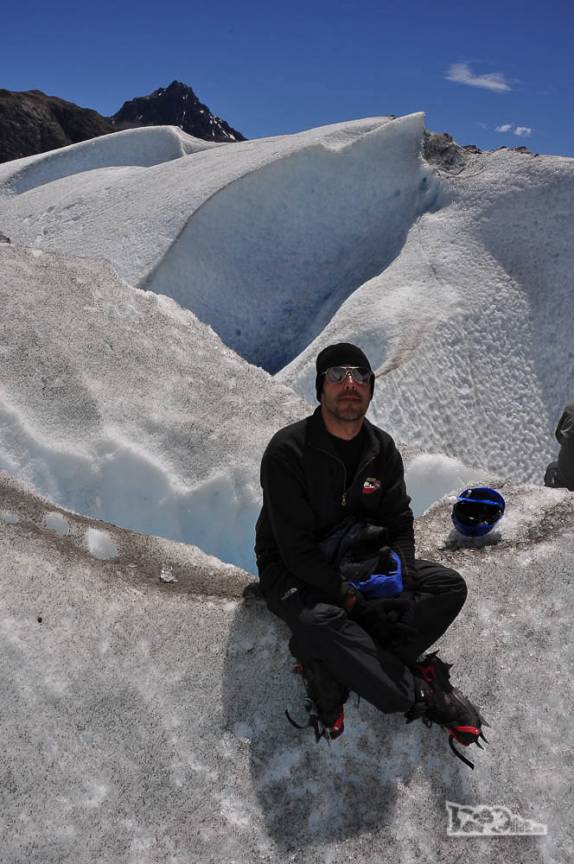Entre uma parede e outra, dscanso no intervalo do curso de escalada no gelo no glaciar Viedma, no Parque Nacional Los Glaciares, região de El Chaltén, no sul da Argentina